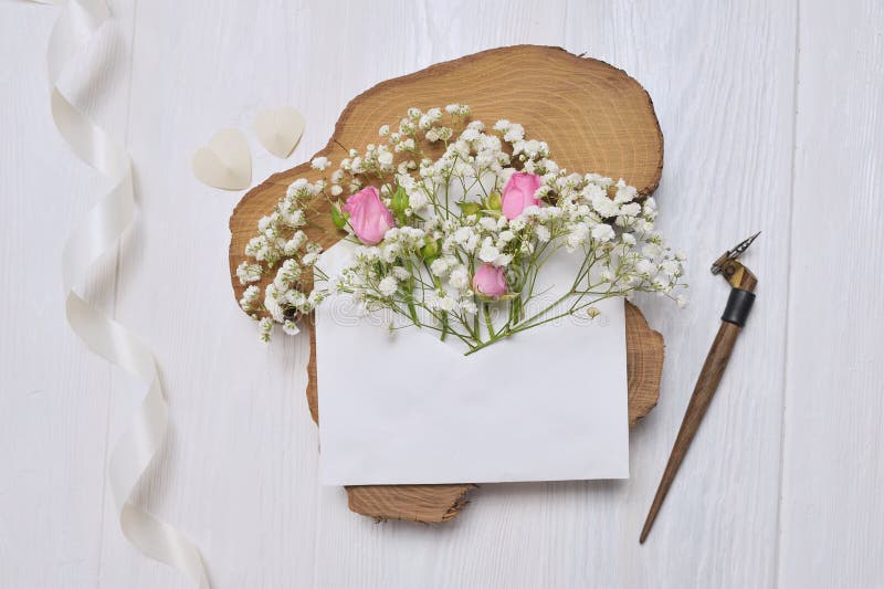 La pluma caligráfica un sobre con las flores subió y una letra fotografía de archivo La pluma caligráfica un sobre con las flores subió y una letra fotografía de archivo