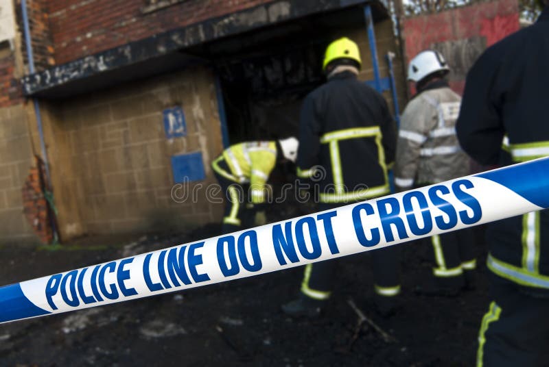 La police enregistre sur bande à la scène d'incendie photo stock La police enregistre sur bande à la scène d'incendie photo stock