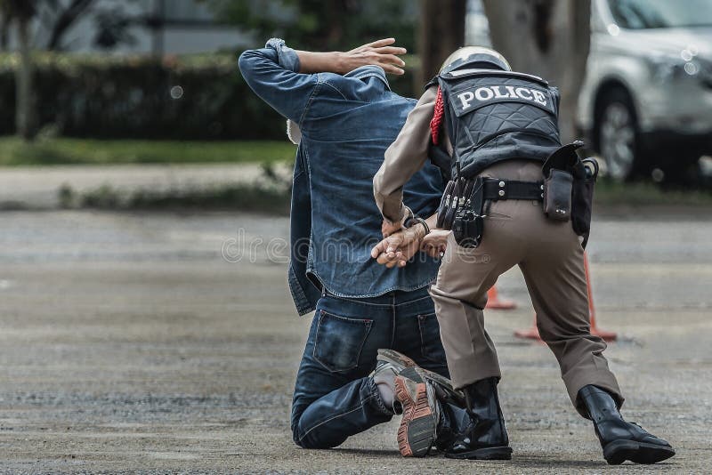 Menottes D'acier De Police, Police Arrêtée Image éditorial - Image