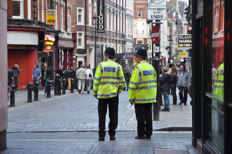 La police s'approche du cirque de Piccadilly à Londres photographie stock libre de droits