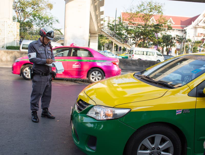 La police thaïlandaise écrit l'ordre photo stock La police thaïlandaise écrit l'ordre photo stock