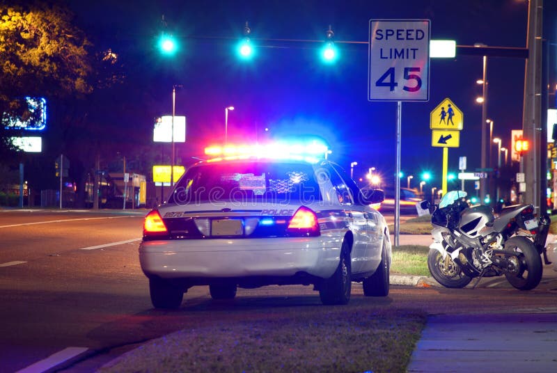 La police trafique l'arrêt la nuit photographie stock libre de droits La police trafique l'arrêt la nuit photographie stock libre de droits