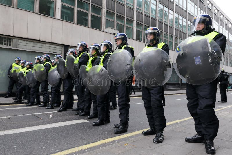 La policía de alboroto en Anti-Cortó protesta en Londres foto de archivo libre de regalías La policía de alboroto en Anti-Cortó protesta en Londres foto de archivo libre de regalías