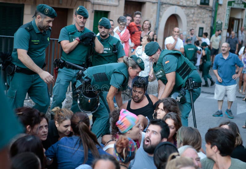 La policía desahucia protesta contra una celebración del encierro en Mallorca fotos de archivo libres de regalías La policía desahucia protesta contra una celebración del encierro en Mallorca fotos de archivo libres de regalías