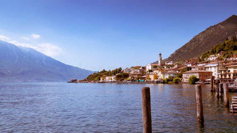 La polizia del sul di Limone è una città in Lombardia sulla riva del lago il Gard immagini stock La polizia del sul di Limone è una città in Lombardia sulla riva del lago il Gard immagini stock