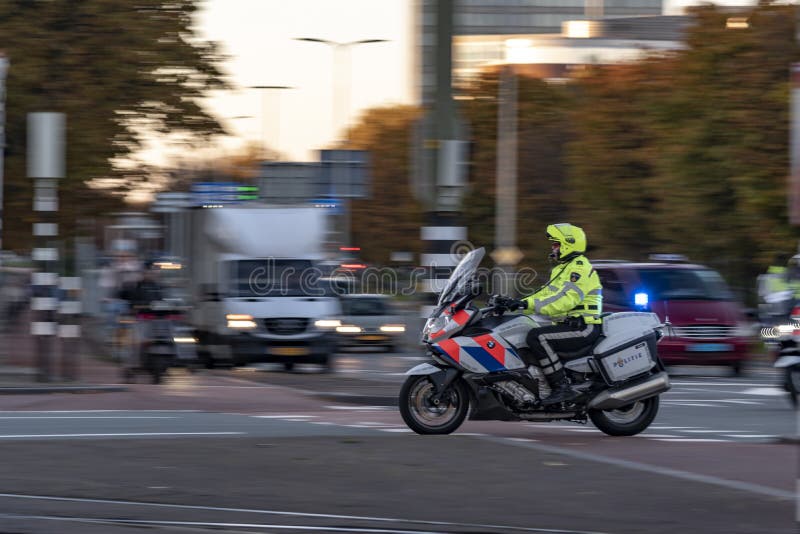 La polizia olandese equipaggia la motocicletta fotografia stock La polizia olandese equipaggia la motocicletta fotografia stock