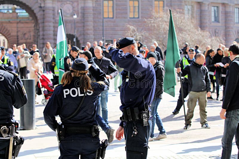 La polizia svedese alla protesta si raduna, Stoccolma fotografia stock La polizia svedese alla protesta si raduna, Stoccolma fotografia stock