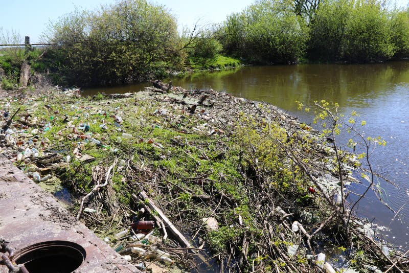 La pollution de l'environnement est un groupe de déchets sur la berge image stock La pollution de l'environnement est un groupe de déchets sur la berge image stock