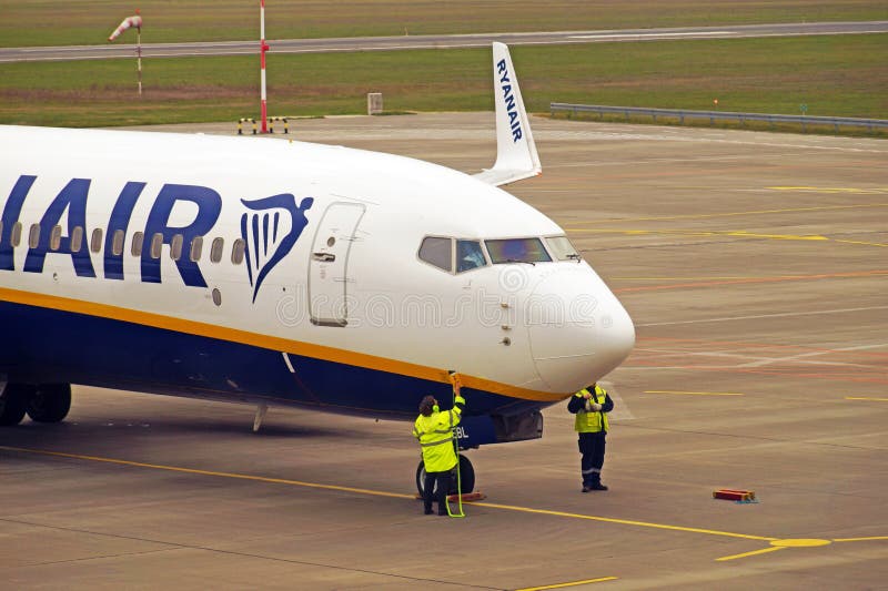 La Pologne, Lodz, le 6 octobre 2018 ; Aéroport de Lodz ils Wladyslaw Reymont Préparation au vol de Ryanair pour décoller images libres de droits La Pologne, Lodz, le 6 octobre 2018 ; Aéroport de Lodz ils Wladyslaw Reymont Préparation au vol de Ryanair pour décoller images libres de droits