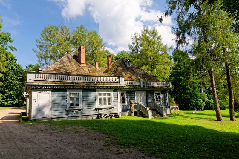La Pologne, parc de palais de Bialowieza Vieux manoir en bois et historique de chasseurs Le bâtiment le plus ancien dans Bialowie images libres de droits La Pologne, parc de palais de Bialowieza Vieux manoir en bois et historique de chasseurs Le bâtiment le plus ancien dans Bialowie images libres de droits
