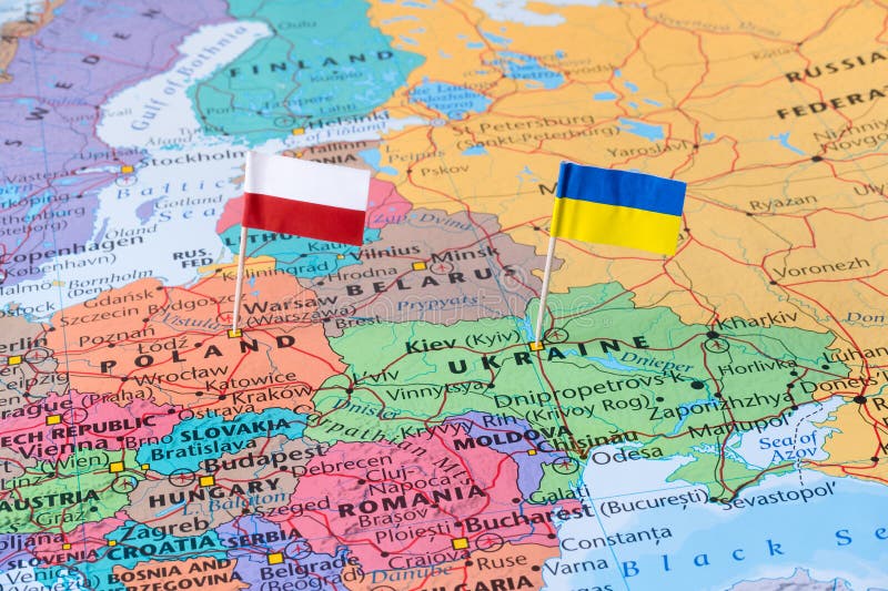 La Polonia e l'Ucraina tracciano con i perni della bandiera, immagine di concetto di rapporti politici