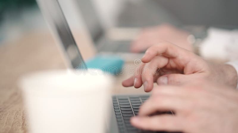 La population de l'homme d'affaires deux coworking café en tapant sur le clavier d'ordinateur portable. Tasse de café sur la table clips vidéos