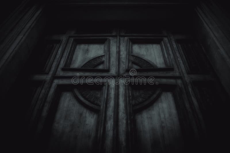 La porta spettrale con un incrocio fotografia stock La porta spettrale con un incrocio fotografia stock