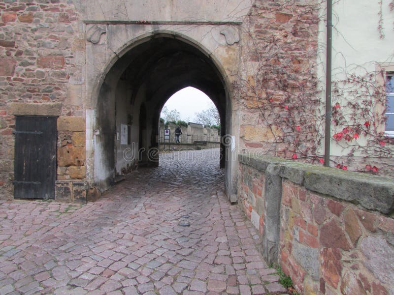 La porte au château royal dans le maçon photographie stock La porte au château royal dans le maçon photographie stock