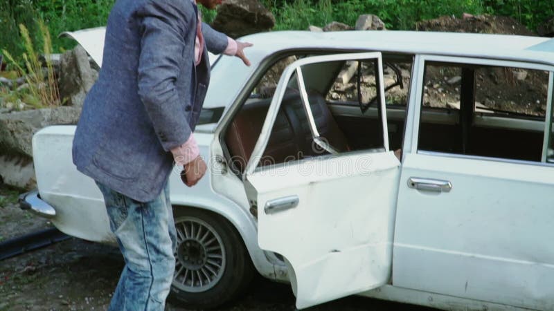 La Porte Cassée De Matelot De Pied Agressif Fou De Coup De Pied Détruisent  La Voiture. Gens En Colère Qui Frappent L'automobile Banque De Vidéos -  Vidéo du mauvais, homme: 204375160