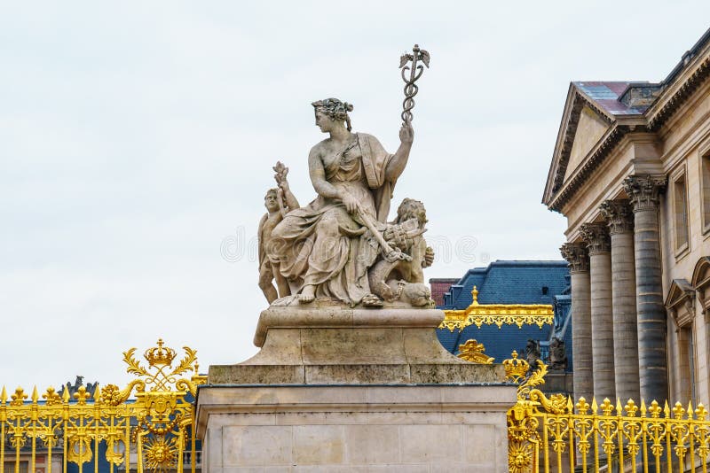 La porte d'or du palais de Versailles en France photos libres de droits La porte d'or du palais de Versailles en France photos libres de droits