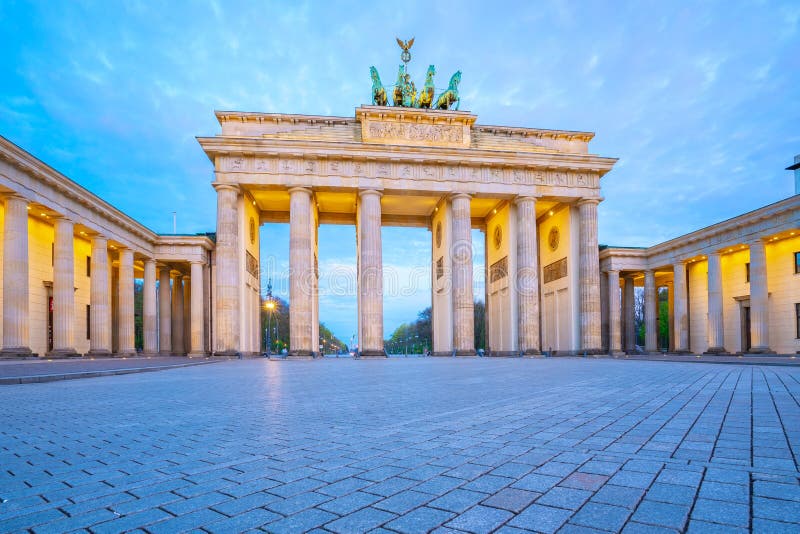 La Porte de Brandebourg au crépuscule l'endroit célèbre à Berlin, Allemagne photos stock La Porte de Brandebourg au crépuscule l'endroit célèbre à Berlin, Allemagne photos stock