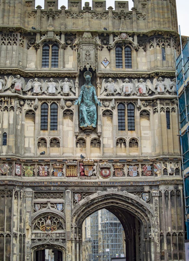La porte de la cath?drale de Cantorb?ry et le point d'entr?e arqu? avec la grande oeuvre d'art photographie stock libre de droits La porte de la cath?drale de Cantorb?ry et le point d'entr?e arqu? avec la grande oeuvre d'art photographie stock libre de droits