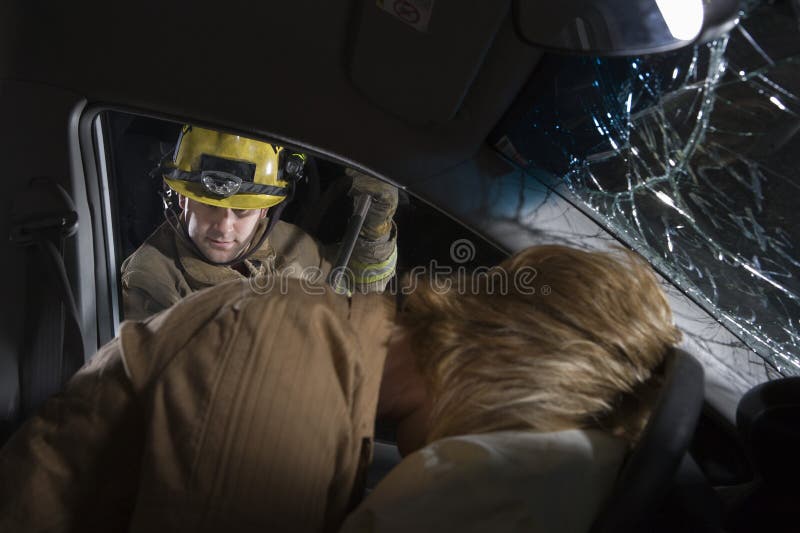 La porte de voiture de Trying To Open de sapeur-pompier photographie stock libre de droits La porte de voiture de Trying To Open de sapeur-pompier photographie stock libre de droits