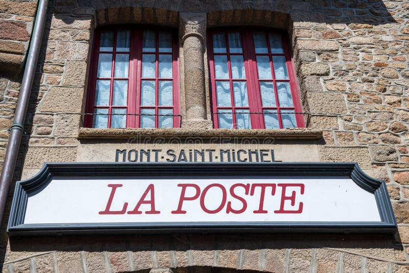 La poste office en le mont saintmichel france. la poste fundado en 1576 se encuentra entre los servicios postales más antiguos