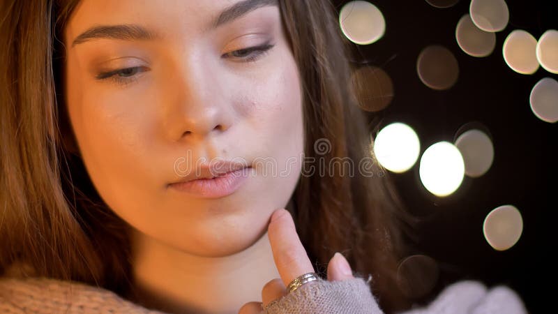 La pousse de plan rapproché de la jeune jolie brune caucasienne femelle avec ses yeux a clôturé être joyeuse et détendue avec des photos stock La pousse de plan rapproché de la jeune jolie brune caucasienne femelle avec ses yeux a clôturé être joyeuse et détendue avec des photos stock