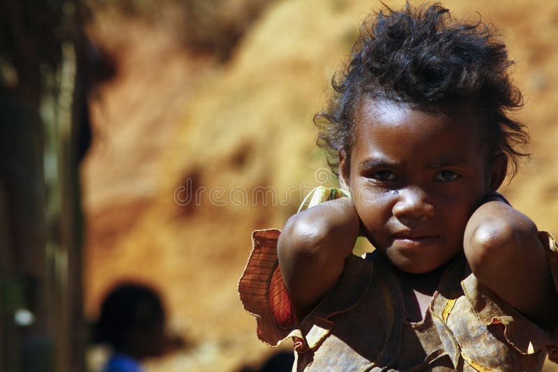 La povertà, ritratto di piccola ragazza africana povera ha perso in tho profondo fotografie stock libere da diritti La povertà, ritratto di piccola ragazza africana povera ha perso in tho profondo fotografie stock libere da diritti