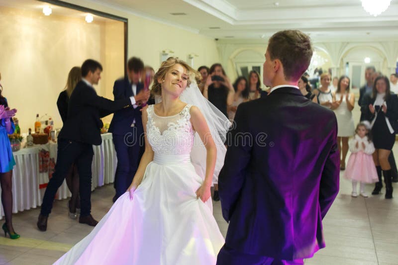 La première danse des jeunes mariés blonds heureux élégants doux images stock La première danse des jeunes mariés blonds heureux élégants doux images stock