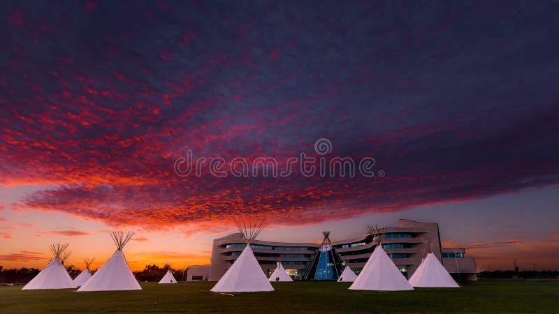 La première université de nations du Canada au coucher du soleil images stock La première université de nations du Canada au coucher du soleil images stock