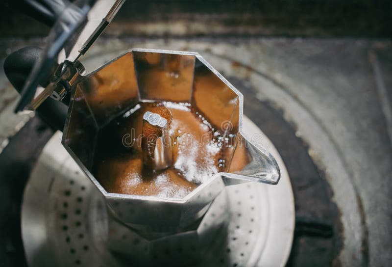 La preparazione del caffè moka per il caffè espresso utilizzando la pentola catadiottrica. tonalità d'annata