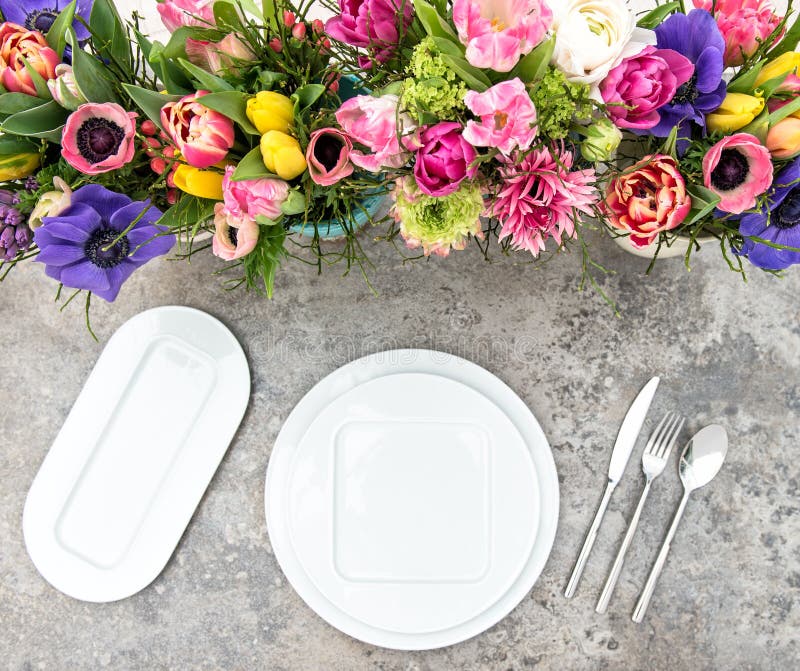 La primavera colorida de la decoración de la tabla florece el cubierto de los días de fiesta foto de archivo libre de regalías La primavera colorida de la decoración de la tabla florece el cubierto de los días de fiesta foto de archivo libre de regalías