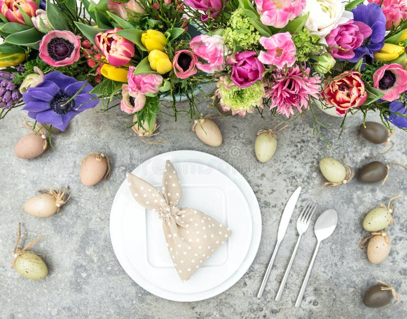 La primavera colorida de la decoración de la tabla florece los huevos de Pascua imagen de archivo libre de regalías La primavera colorida de la decoración de la tabla florece los huevos de Pascua imagen de archivo libre de regalías