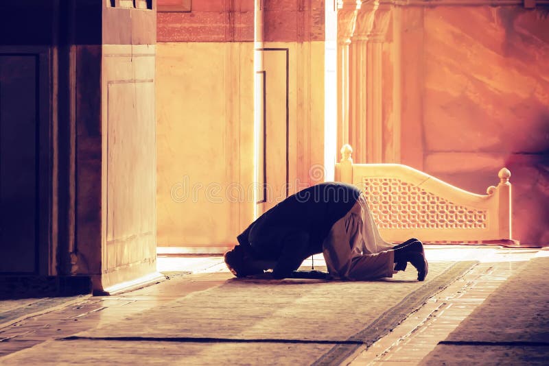 La prière musulmane pour un dieu dans la mosquée image libre de droits
