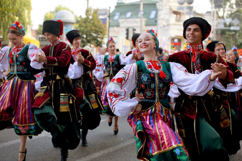 La processione degli studenti dell'istituto di cultura, ballerini in vestito tradizionale dal cosacco, ha colorato la gonna, i pa