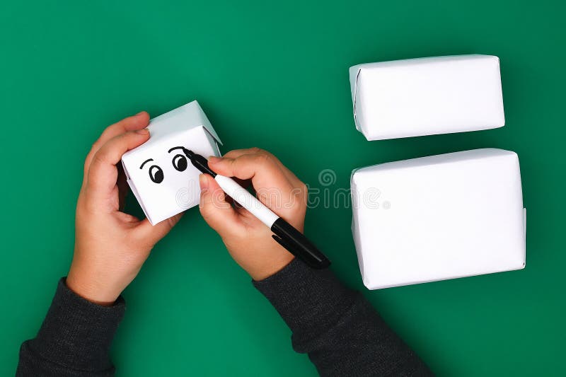 La progettazione originale del regalo di Libro Bianco, un nastro di tre Natali del raso sotto forma di pupazzo di neve su un fond fotografie stock libere da diritti La progettazione originale del regalo di Libro Bianco, un nastro di tre Natali del raso sotto forma di pupazzo di neve su un fond fotografie stock libere da diritti