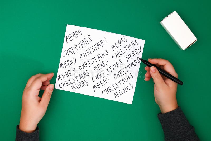 La progettazione originale di un regalo di Natale fatto di Libro Bianco con testo scritto a mano scritto con un indicatore Per gr fotografia stock libera da diritti La progettazione originale di un regalo di Natale fatto di Libro Bianco con testo scritto a mano scritto con un indicatore Per gr fotografia stock libera da diritti