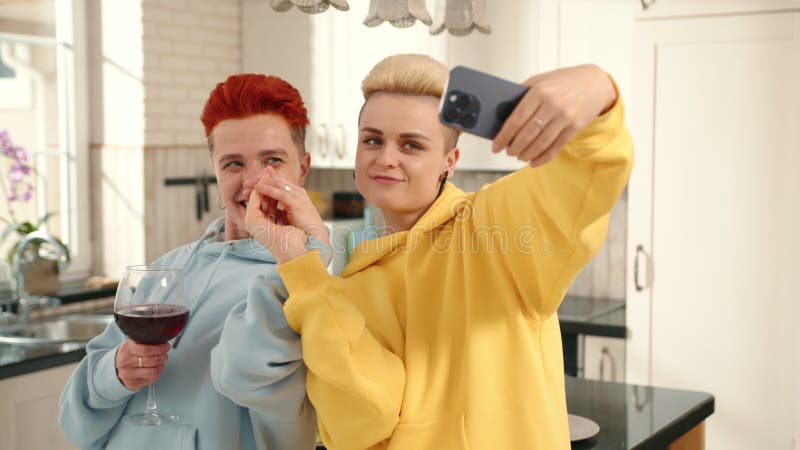La proposition lesbienne dans la cuisine symbolise l'amour bonheur et l'engagement dans le moment chaleureux banque de vidéos