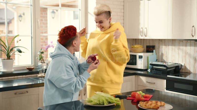 La proposition lesbienne dans la cuisine un beau moment d'amour et de célébration samesex clips vidéos