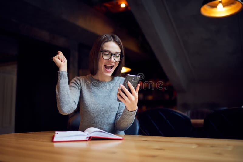 La prova della ragazza di Atractive capisce la strategia aziendale dell'ostello e del ristorante immagine stock libera da diritti La prova della ragazza di Atractive capisce la strategia aziendale dell'ostello e del ristorante immagine stock libera da diritti