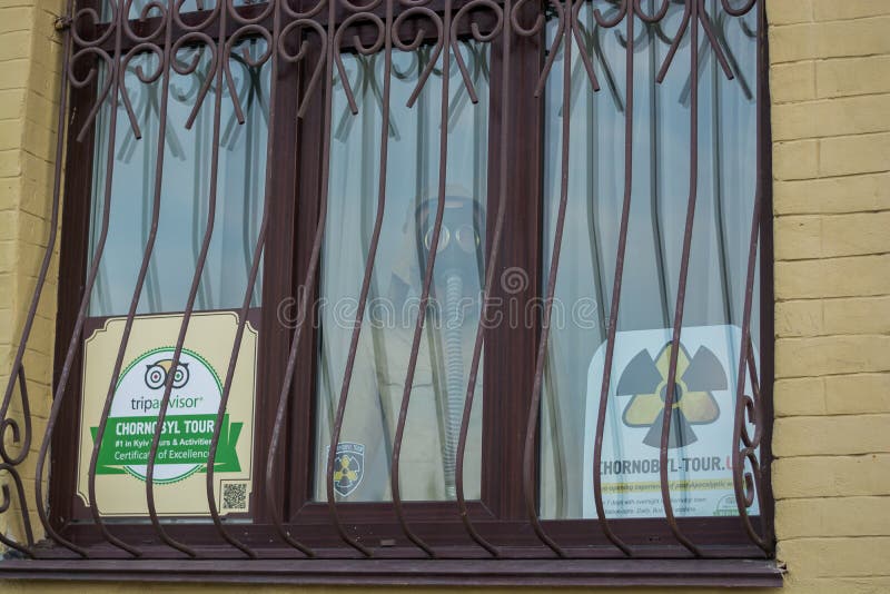 La publicidad de los viajes a la zona de Chernóbil, gente está caminando Ucrania, Kyiv, Podil editorial 08 03 2017 foto de archivo La publicidad de los viajes a la zona de Chernóbil, gente está caminando Ucrania, Kyiv, Podil editorial 08 03 2017 foto de archivo