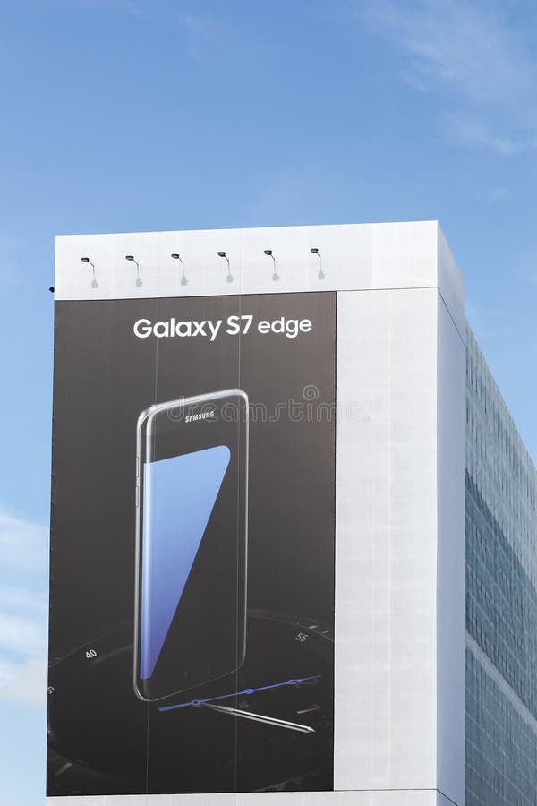 La publicité de panneau d'affichage pour le bord de la galaxie S7 de Samsung image stock La publicité de panneau d'affichage pour le bord de la galaxie S7 de Samsung image stock