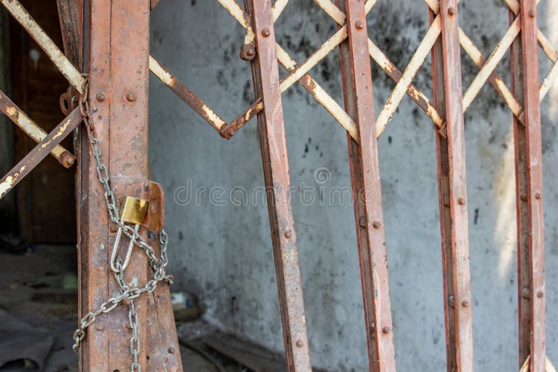 La puerta de acero oxidada de la diapositiva es cerradura foto de archivo La puerta de acero oxidada de la diapositiva es cerradura foto de archivo