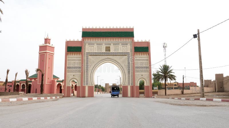 La puerta de entrada de la ciudad puerta bab que lleva a rissani sur de marruecos.