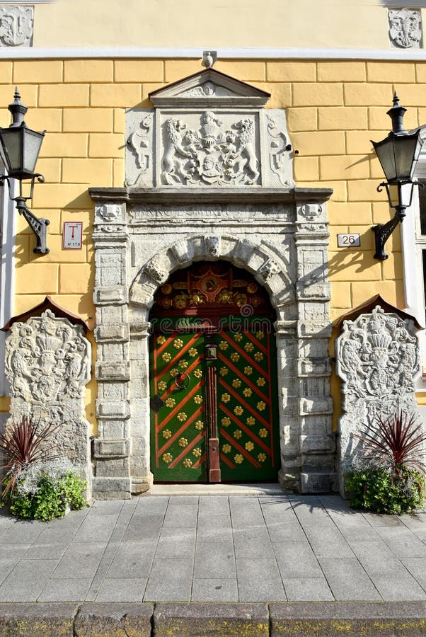 La puerta de la fraternidad de espinillas en Tallinn Estonia foto de archivo La puerta de la fraternidad de espinillas en Tallinn Estonia foto de archivo