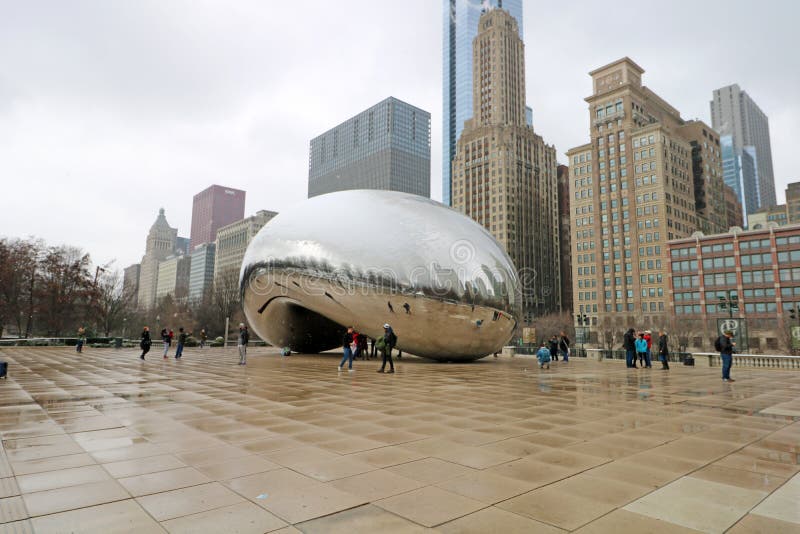 La puerta de la nube en el arte del espejo de la haba de Chicago Illinois con la gente y los edificios duplicó la señal turística foto de archivo La puerta de la nube en el arte del espejo de la haba de Chicago Illinois con la gente y los edificios duplicó la señal turística foto de archivo