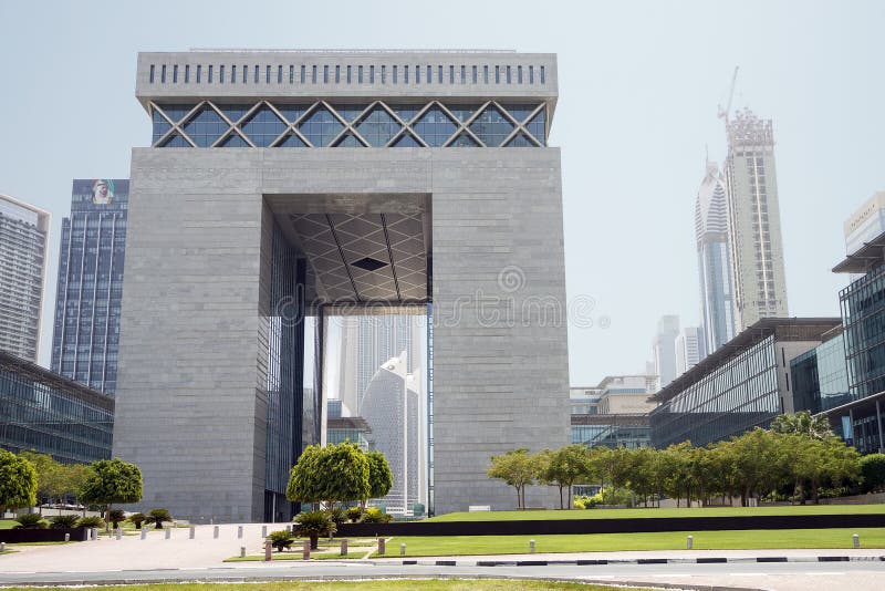 La puerta - edificio principal del centro financiero de Dubai International imagenes de archivo La puerta - edificio principal del centro financiero de Dubai International imagenes de archivo