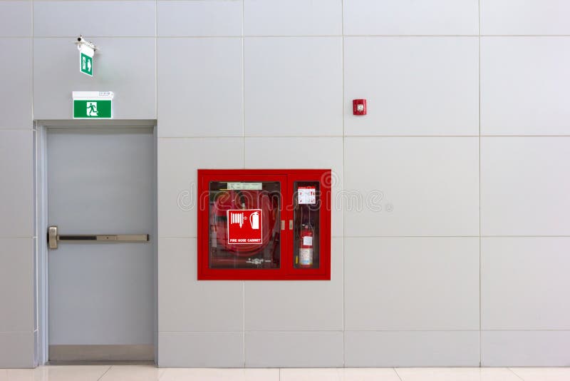 La puerta y el fuego de la salida de socorro extinguen el equipo imagen de archivo libre de regalías La puerta y el fuego de la salida de socorro extinguen el equipo imagen de archivo libre de regalías