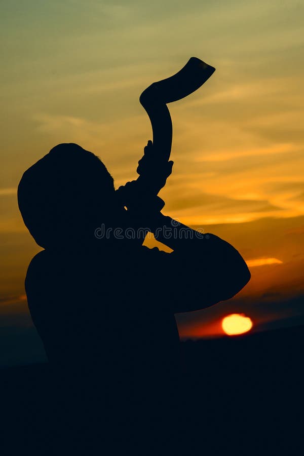 La puesta del sol del cuerno del Shofar