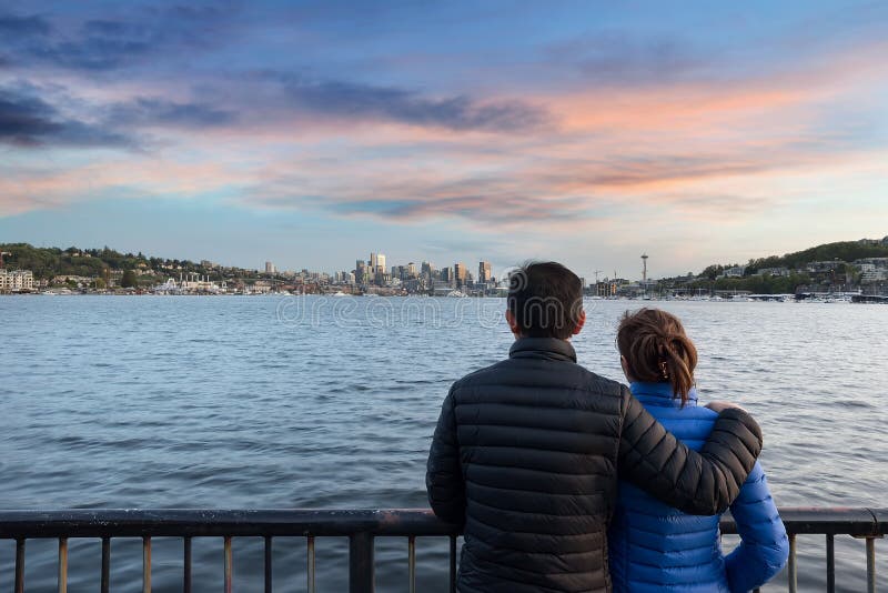 La puesta del sol de observación de los pares en el gas trabaja el parque en Seattle fotografía de archivo libre de regalías La puesta del sol de observación de los pares en el gas trabaja el parque en Seattle fotografía de archivo libre de regalías