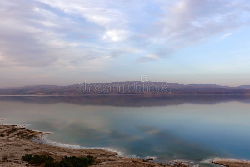 La puesta del sol hermosa en lila entona sobre el mar muerto Visión desde la costa de Israel al lado de Jordania fotos de archivo libres de regalías La puesta del sol hermosa en lila entona sobre el mar muerto Visión desde la costa de Israel al lado de Jordania fotos de archivo libres de regalías