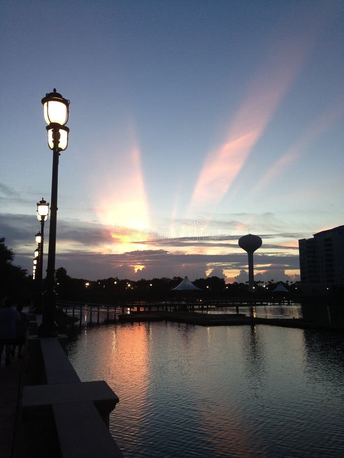 La puesta del sol sobre el gallinero de las grúas en Altamonte Springs, la Florida imagen de archivo libre de regalías La puesta del sol sobre el gallinero de las grúas en Altamonte Springs, la Florida imagen de archivo libre de regalías
